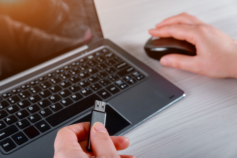 Persona firmando digitalmente en una laptop, ilustrando el trámite de e.firma ante el SAT